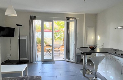 Cambo-les-Bains Apartment | Comfortable T1 bis with terrace, private parking, near spa