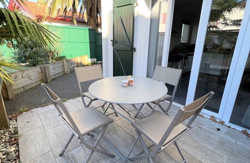 Cambo-les-Bains Apartment | Comfortable T1 bis with terrace, private parking, near spa