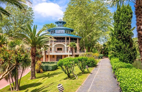 Cambo-les-Bains Apartment | Comfortable T1 bis with terrace, private parking, near spa