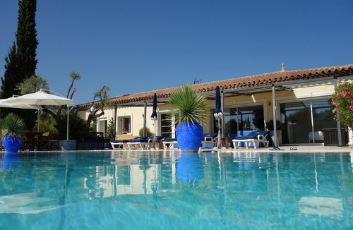 Le Beausset Villa | Comfortable villa with heated pool