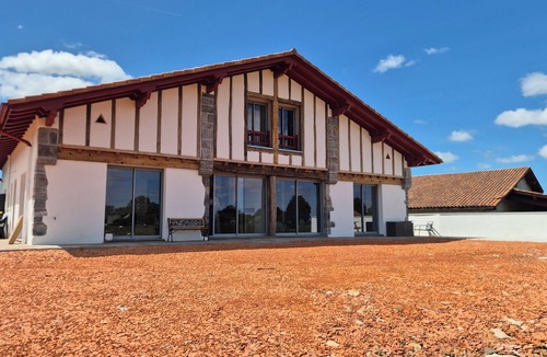 Souraide House | Completely renovated 18th century Basque farmhouse, in a quiet location with views of the hills.