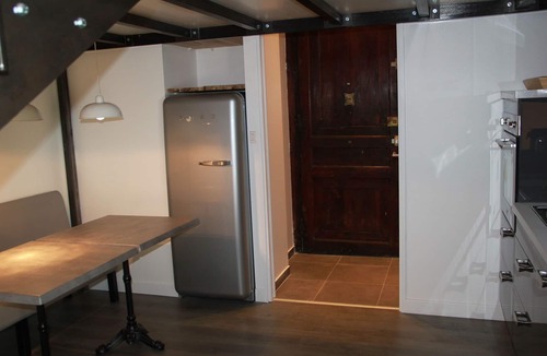 La Confluence Apartment | Confluence renovated 2-room apartment