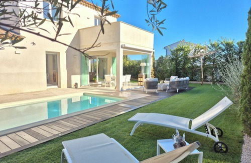 Preconil House | Contemporary villa with heated pool