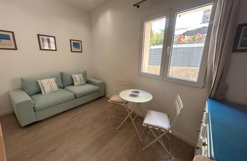 Cotignac Apartment | Cool Blue Cotignac Studio in the heart of the village