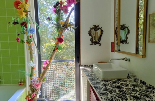 Hennebont House | Cool under the trees and warm in the Nordic bath all year round