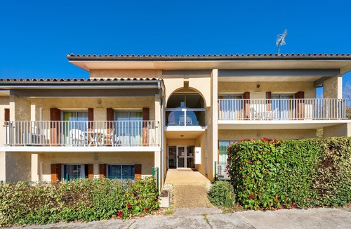 Barbotan-les-Thermes Apartment | Cosy Studio with Balcony, Air Conditioning & Pool Table – Cazaubon