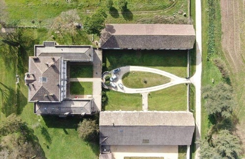 Tombeboeuf Cottage | Cottage character, spacious volumes, warm and serene.