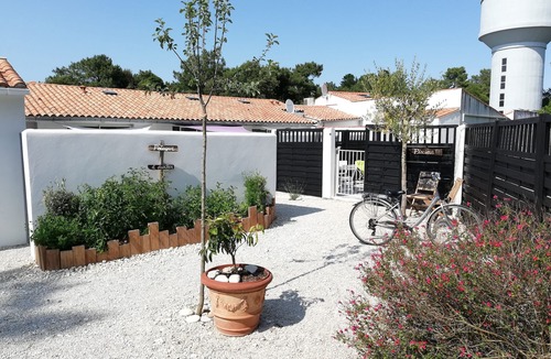 Rivedoux-Plage Cottage | cottage for 4 PEOPLE, 2 BEDROOMS, PRIVATE PATIO, HEATED POOL, PRIVATE PARKING