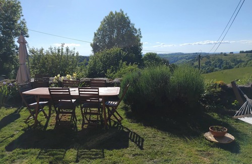 Saint-Martin-Valmeroux Cottage | Cottage 2 pers nature and calm in Cantal, animals accepted!