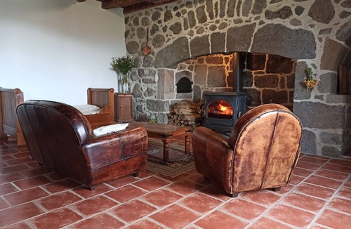 Saint-Martin-Valmeroux Cottage | Cottage 2 pers nature and calm in Cantal, animals accepted!