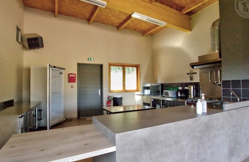 Les Noes Cottage | Countryside chalet with terrace, pets allowed