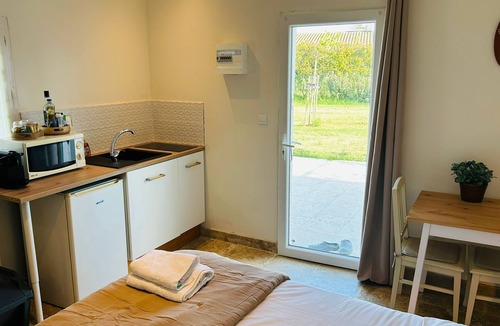Raphele-les-Arles Bed & Breakfast | Couples getaway with pool and pool house
