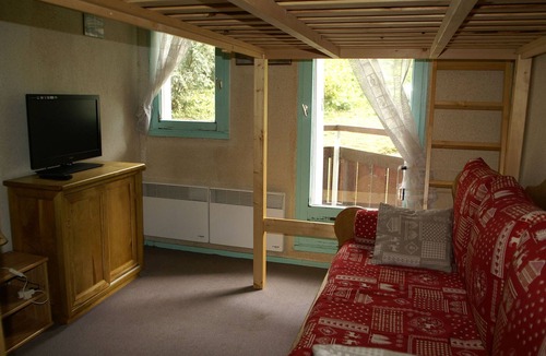 Prapoutel Apartment | Cozy studio 3 sleeps in Adrets-Prapoutel, east-facing balcony