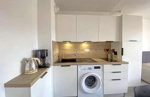 Larmor-Plage Apartment | Cozy Studio Near Beach and Shops in Larmor-Plage with Balcony and Parking