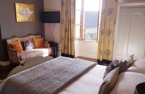 Cast Apartment | Deluxe Studio room, with kingsize bed and roll top bath.