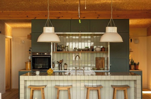 Castaignos-Souslens House | Designer cabins with panoramic views