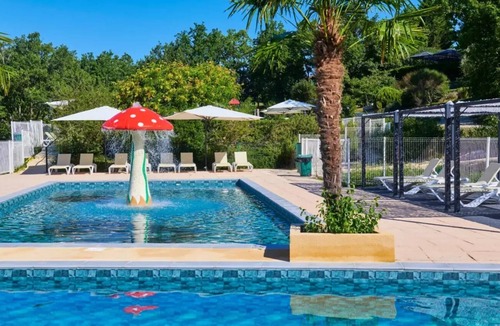 Mauroux Villa | Detached villa for 4 people, 1 bathroom, valley view, 6-person hot tub