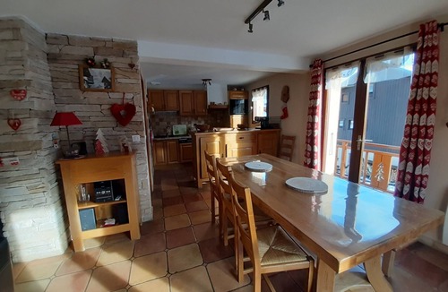 Monetier-les-Bains Ski Chalet | DISCRETELY STYLISE MOUNTAIN CHALET FOR 9 PEOPLE.