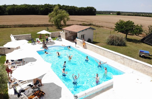 Saint-Pierre-d'Amilly Cottage | Domaine de Pégon - Gite 2 Sunflowers Avec Piscine