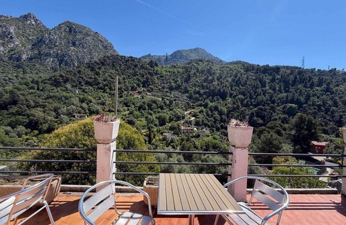 Menton Apartment | Double room with air conditioning, mountain view