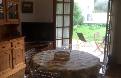 Sanary-sur-Mer Apartment | Downtown apartment with private garden and parking