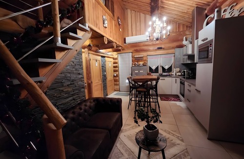 Montmurat Ski Chalet | Dream Log Chalet with Spa and Summer Kitchen