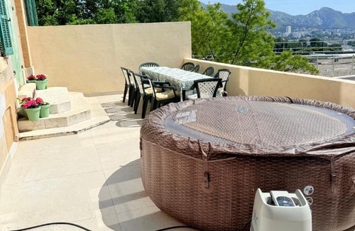 12th Arrondissement Apartment | Duplex avec Spa, terrasse vue mer Marseille Calme & Central