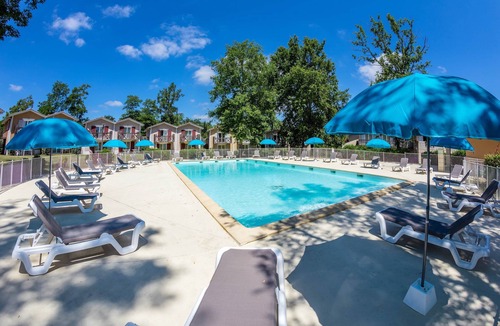 Barbaste Condo | Duplex Proche Du Cours De Golf + Accès Piscine!