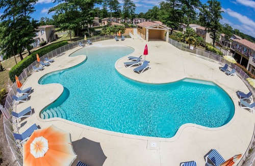 Barbaste Condo | Duplex Proche Du Cours De Golf + Accès Piscine!