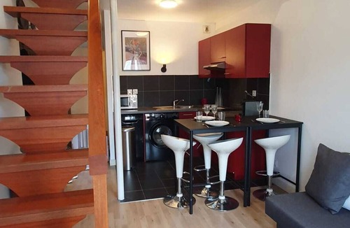 Les Grands Carmes Apartment | Duplex with balcony by the République tram stop