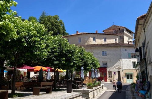 Aubeterre-sur-Dronne Apartment | Echoppe Ancienne Boutique de cordonnier avec jardin privé