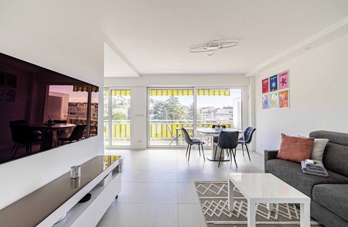 California - Pezou Apartment | Elegance and serenity with terrace, view & A/C