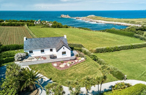 Cleder House | FISHERMAN'S HOUSE - Panoramic view 50m from the sea - wifi access - Heated swimming pool