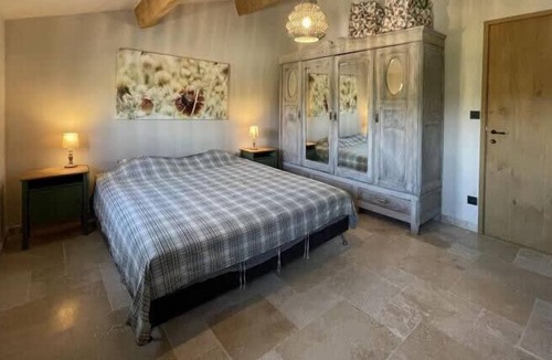 Villars Villa | Fleur de Lys Summary: