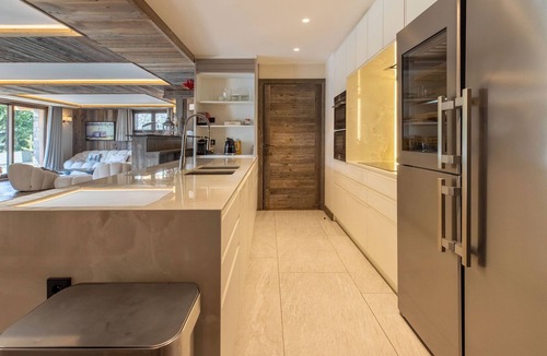 Meribel Village Apartment | Flocon - Ours Rouge: an exceptionally spacious apartment with a jacuzzi