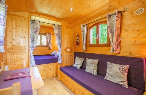 La Gripperie-Saint-Symphorien Bed & Breakfast | Bed and breakfast in a charming gypsy caravan, natural area and heated swimming pool
