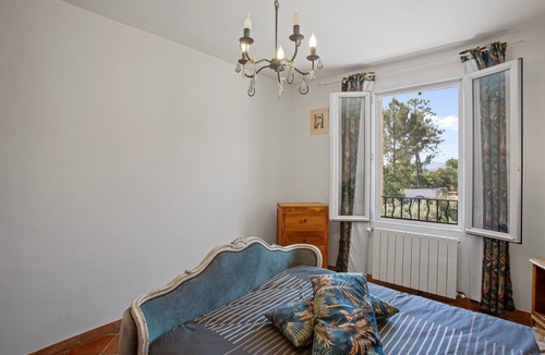 Saint-Maximin-la-Sainte-Baume Bed & Breakfast | Villa Same Guest Room with Private Pool, Wi-Fi, and Air Conditioning