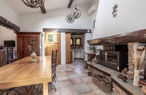 Sainte-Colombe-de-la-Commanderie Bed & Breakfast | Bed and breakfast 'Oranger Chambre Double Vue Jardin' with Shared Garden, Wi-Fi and Air Conditioning