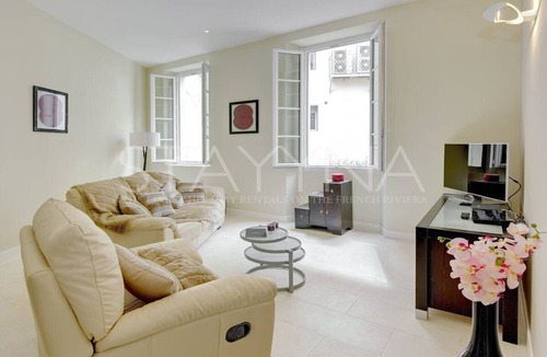 Carre d'Or Apartment | Fuchsia 1 bedroom apartment VRBO
