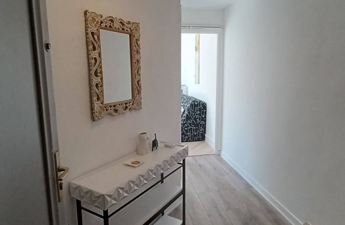 Le Rouret Apartment | Fully-equipped 2-room apartment with 50m2 semi-covered terrace.