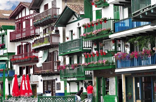 Hendaye Apartment | Fully equipped spacious-sunny apart bordering Spain. Private Pool & terrace
