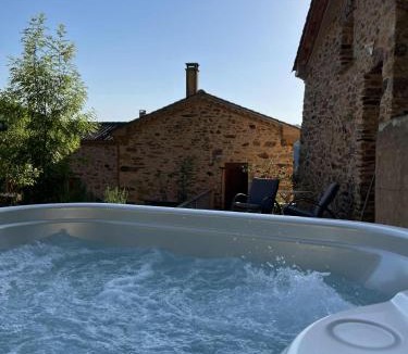 Arifat House | Gîte de Charme avec jacuzzi, Tarn Cascades, Randonnée, pêche, champignons
