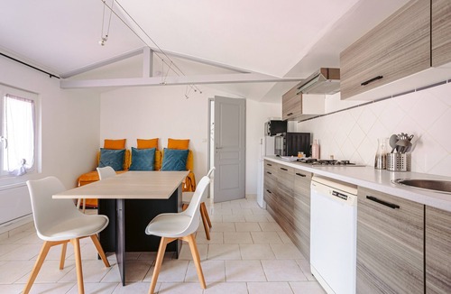 Courcon House | Gîte Le Romarin: Shared Pool, Communal Terrace & Wi-Fi in Courçon