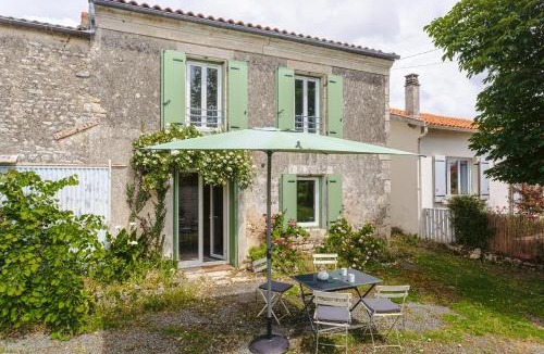 Puyravault House | Gabae Les Volets Verts