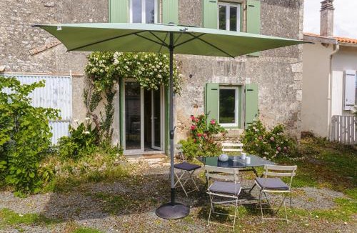 Puyravault House | Gabae Les Volets Verts