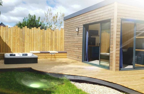 Hennebont Apartment | Garden studio with private Jacuzzi all year round!