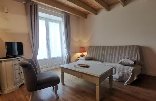 Saint-Hilaire-de-Villefranche House | Gite Du Figuier