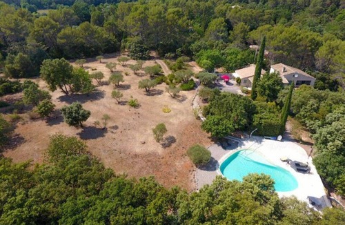 Salernes Apartment | Gîte, 2*, air conditioned, in a peaceful setting between olive trees and pool