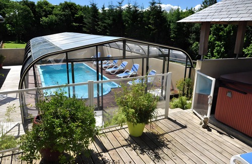 Plogonnec House | Gite 2 - Lopéau Holiday Homes with Pool and Spa