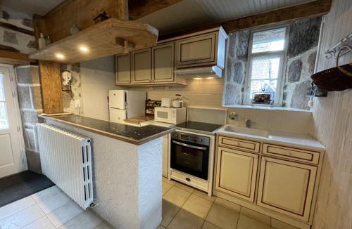 Saint-Jacques-des-Blats House | gite aux gardes aux pieds des montagnes